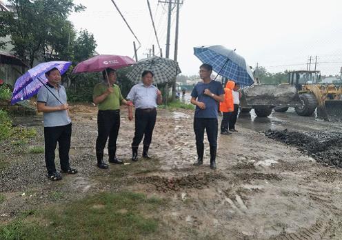 局领导深入一线督查指导防汛救灾